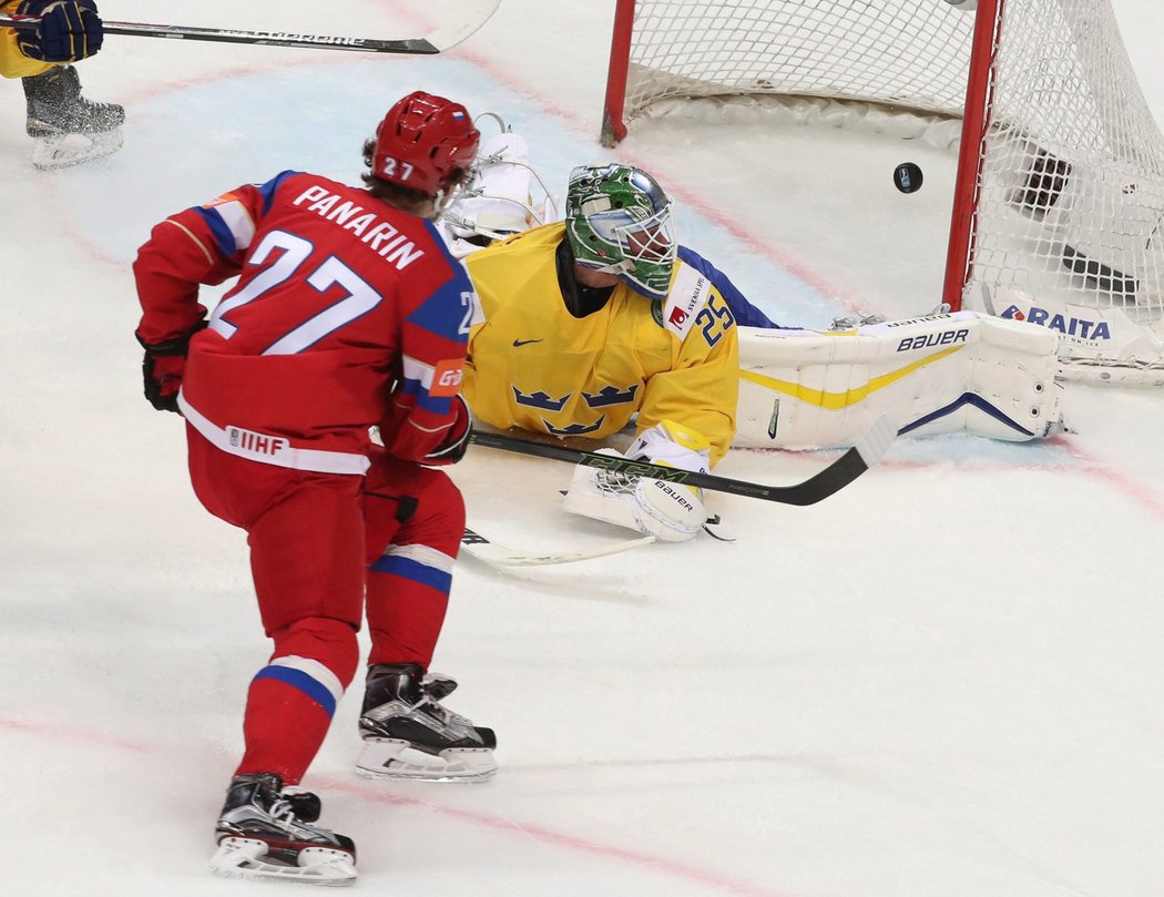 Útočník Chicaga Artěmi Panarin pomohl Rusku k výhře jedním gólem