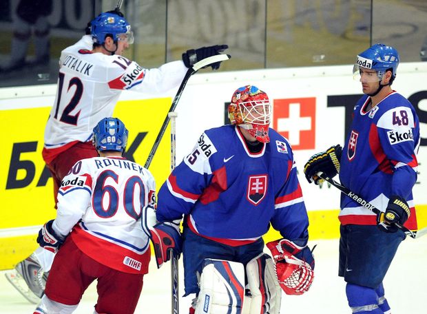 Česká radost, slovenský zmar - MS 2009. Aleš Kotalík slaví gól do sítě Jána Lašáka Česká radost, slovenský zmar - MS 2009. Aleš Kotalík slaví gól do sítě Jána Lašáka