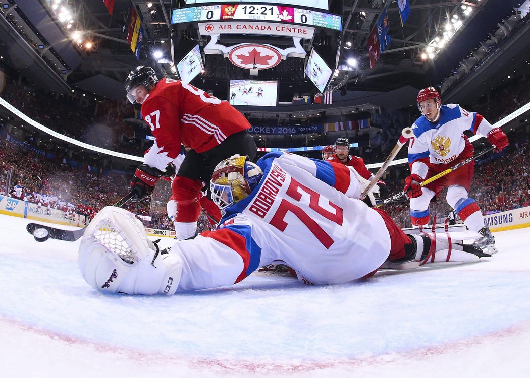 Sidney Crosby překonává ruského brankáře