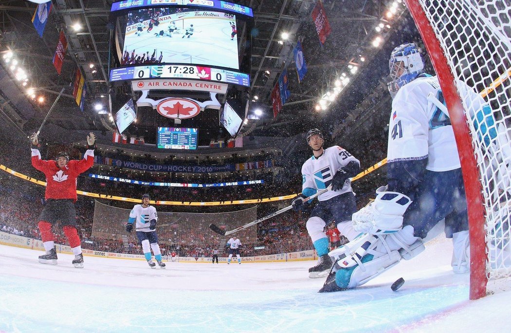 Světový pohár v hokeji 2016: kanadský kapitán Sidney Crosby se raduje z gólu proti výběru Evropy