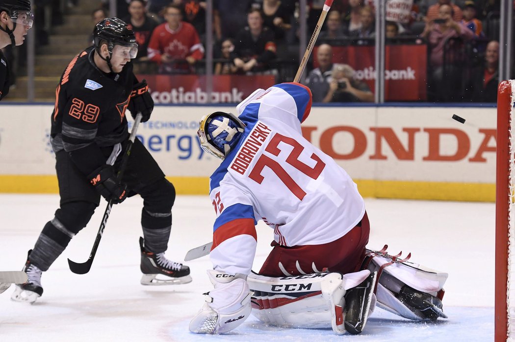 Nathan MacKinnon ruského brankáře nepřekonal