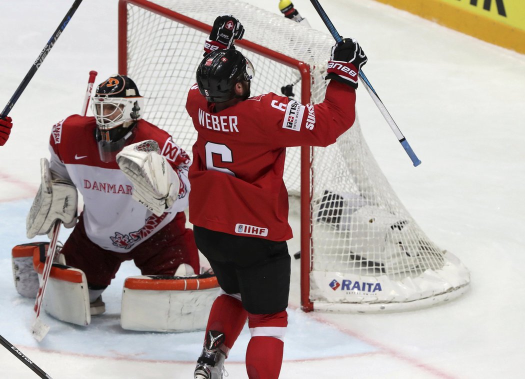 Yannick Weber překonává dánského gólmana