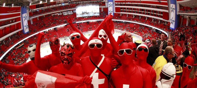 Fanoušci v červených overalech se stali jedním ze symbolů mistrovství