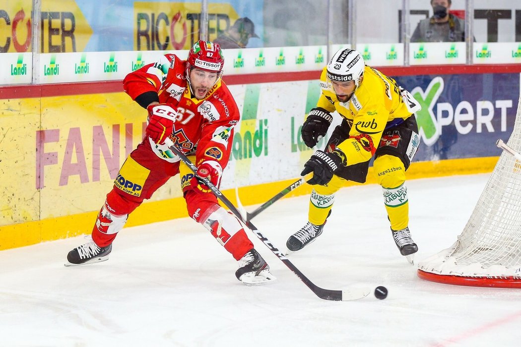 Rakouský reprezentant Konstantin Komarek (vlevo) si zahrál také ve Švýcarsku. Část sezony oblékal dres týmu Biel-Bienne