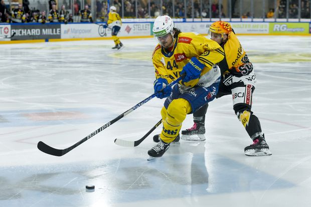 Matěj Stránský v dresu švýcarského klubu HC Davos Matěj Stránský v dresu švýcarského klubu HC Davos