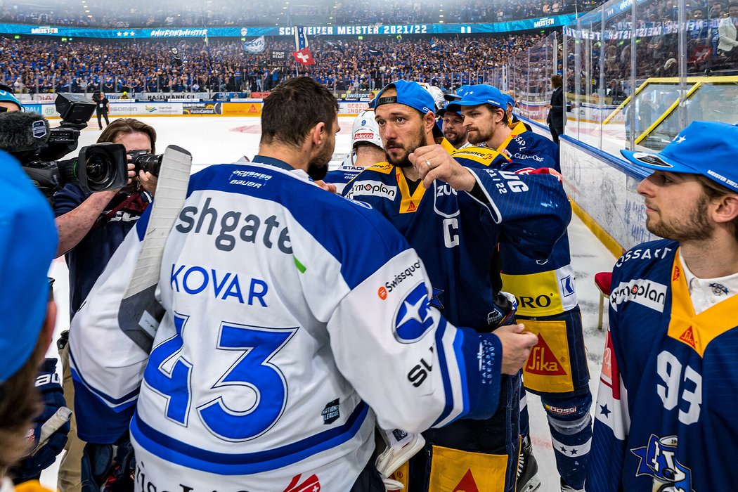 Poražený brankář Jakub Kovář se po finále švýcarské ligy zdraví s bratrem Janem, vítězným kapitánem Zugu