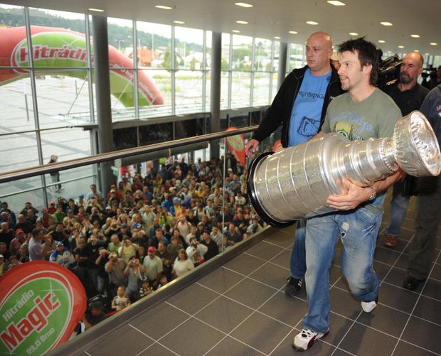 Petr Sýkora si nese Stanley Cup při oslavách v Brně. Petr Sýkora si nese Stanley Cup při oslavách v Brně.