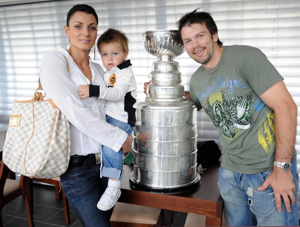 Petr Sýkora, manželka Renata a syn Nicholas... a Stanley Cup.