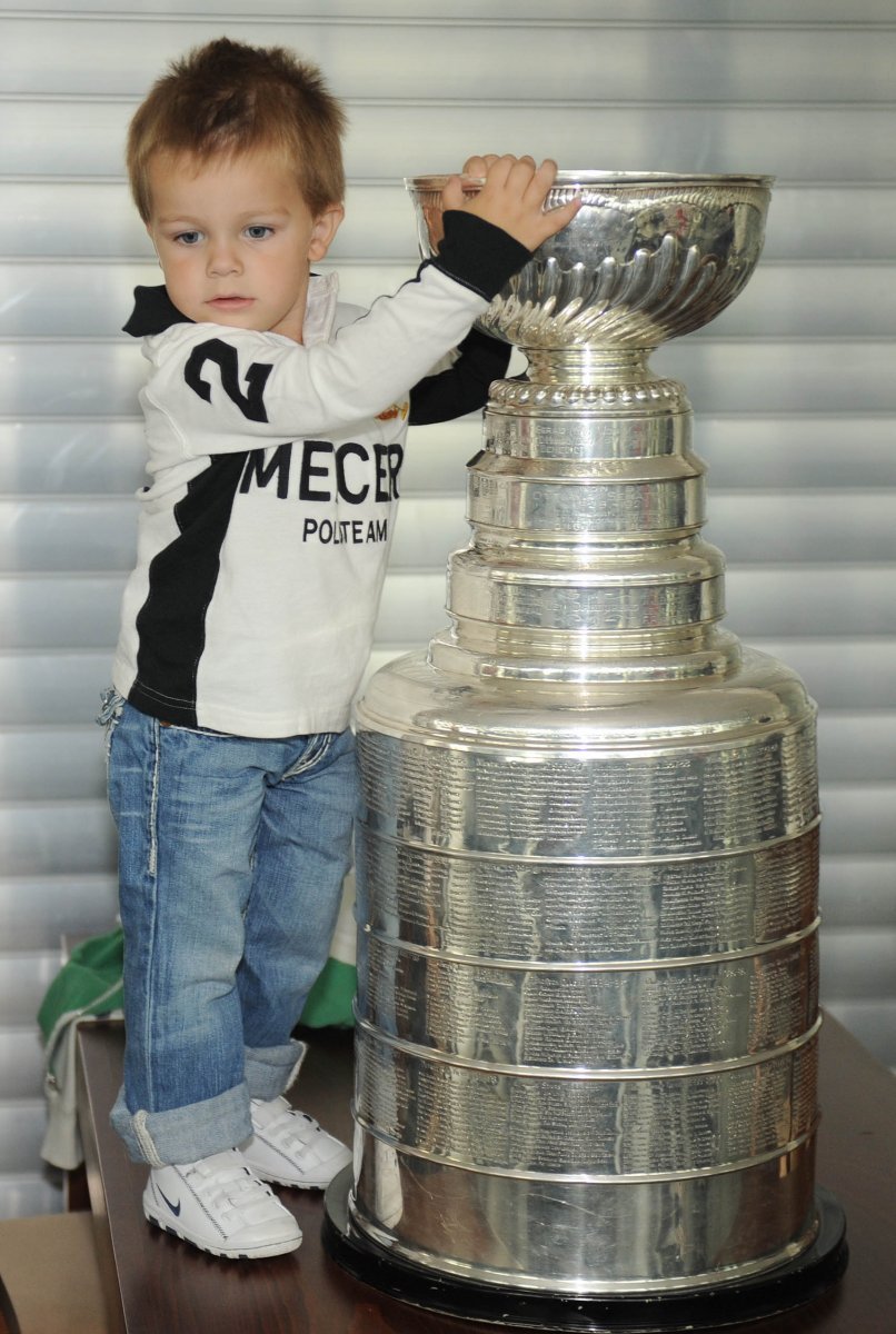 Syn Petra Sýkory Nicholas se Stanley Cupem.
