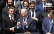 Kde je moje žena, tam se vyhrává. Americký prezident Joe Biden přijal v Bílém domě hokejisty Tampy