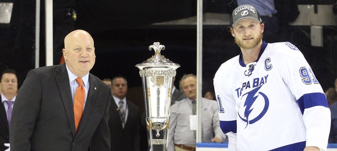 Stamkos se trofeje pro vítěze konference z pověrčivosti nedotkl