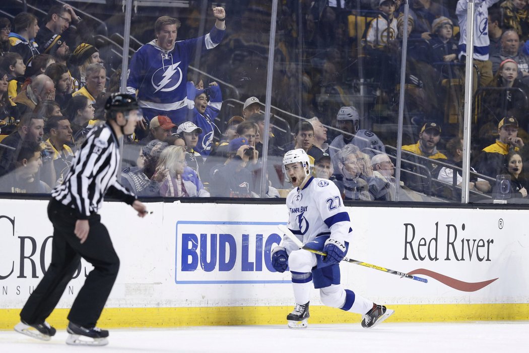 Jonathan Drouin slaví svůj gól do sítě Bostonu