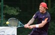 David Pastrňák při tenisovém zápase David Pastrňák při tenisovém zápase