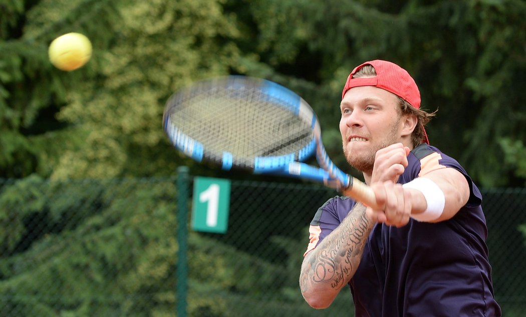 David Pastrňák si po sezoně zahrál v Praze tenis se snoubencem Karolíny Plíškové