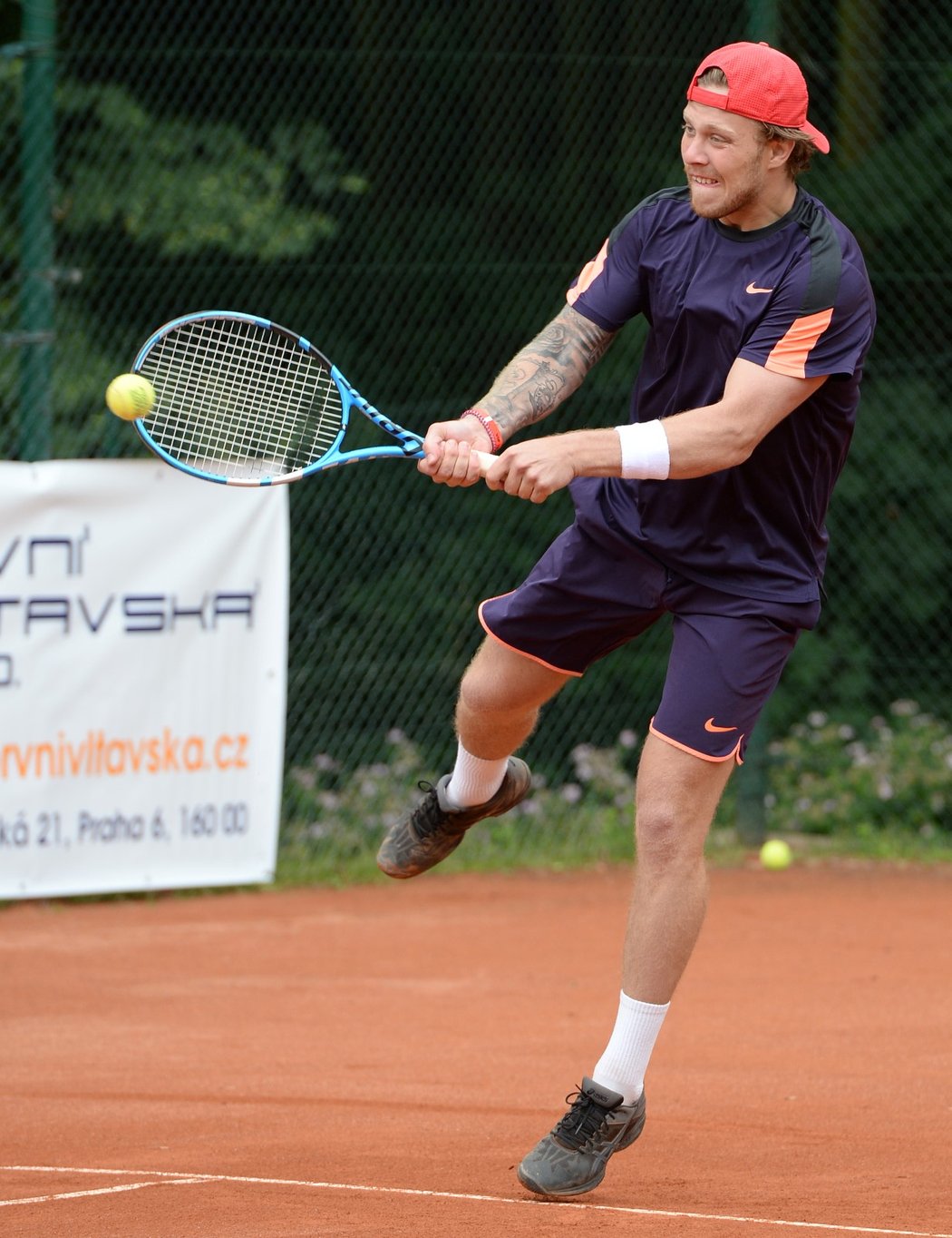 David Pastrňák při tenisovém zápase