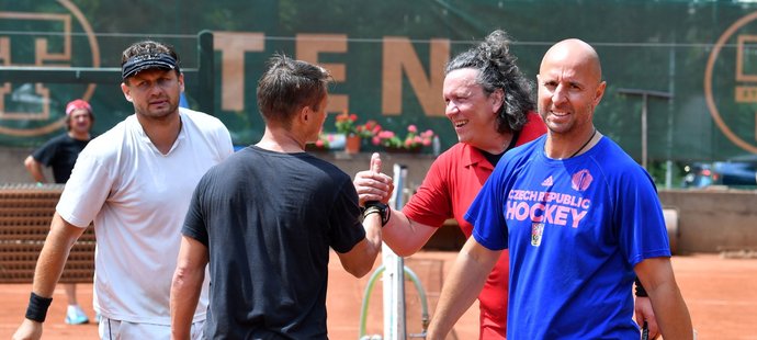 Richard Genzer a Martin Ručinský se zdraví s protihráči Pavlem Brendlem a Rudolfem Skácelem