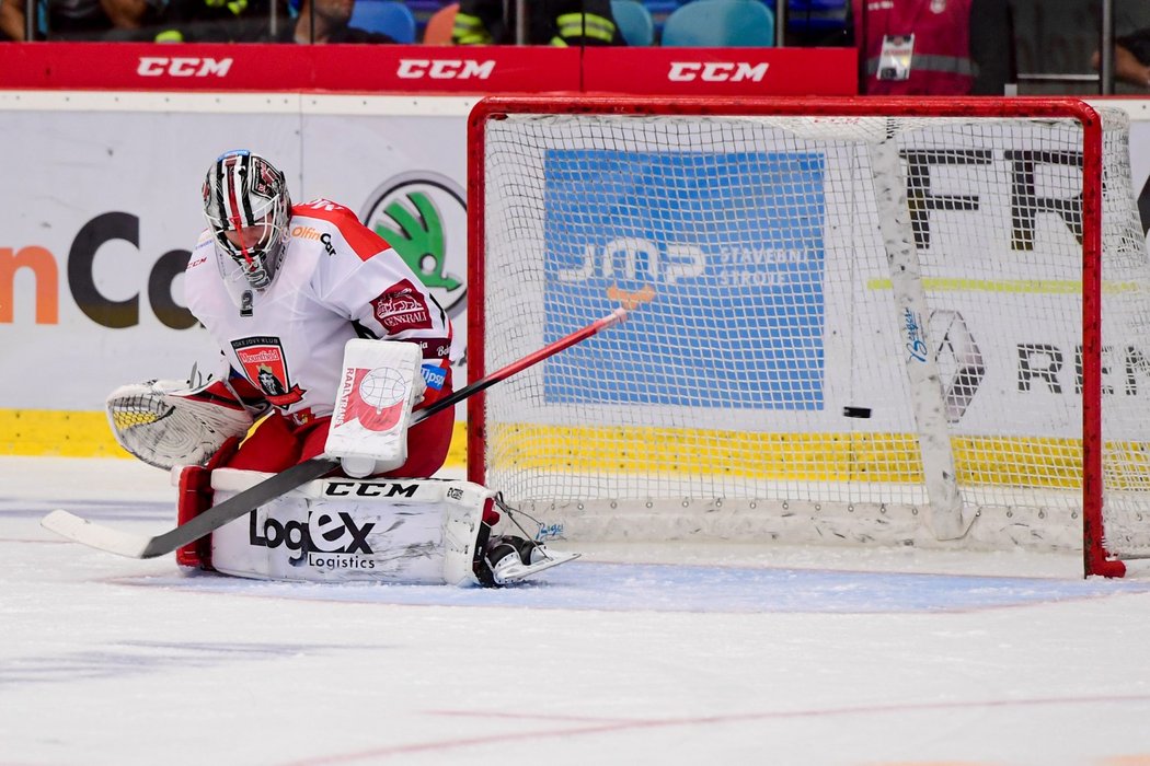 Marek Mazanec na svůj extraligový debut v dresu Mountfieldu HK nebude vzpomínat v dobrém, z 20 střel inkasoval šest gólů