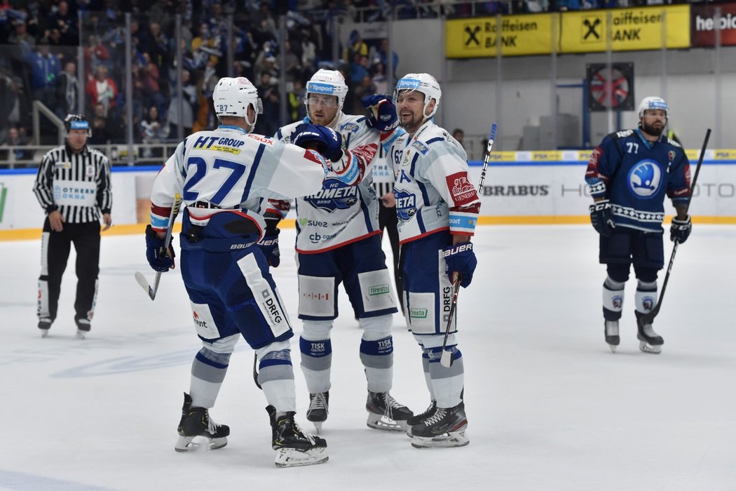 Brněnští hokejisté se radují z gólu v předehrávce 12. kola proti Plzni, Milan Gulaš se poprvé v sezoně neprosadil
