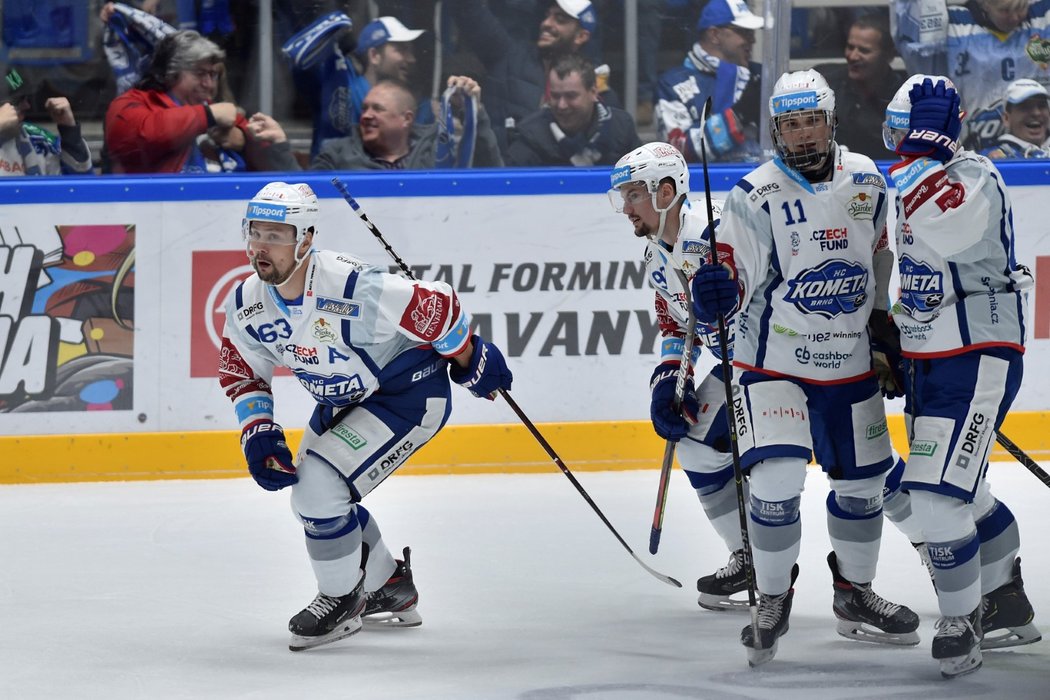 Hokejisté Komety se radují z rychlého vyrovnání na 1:1, které obstaral obránce Ondřej Němec (vlevo)