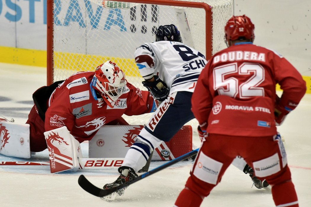 Patrik Bartošák neměl v první třetině utkání na ledě svého bývalého klubu z Vítkovic tolik práce, pozor si ale musel dávat při šanci Jana Schleisse