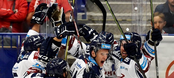 Obrovská euforie zaplavila hráče Vítkovic, kteří v závěrečné pětiminutovce dokázali zvrátit domácí utkání s Třincem z 1:3 na 4:3