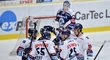 Liberečtí hokejisté se radují z úvodní branky utkání proti Vítkovicím, kterou zařídil elitní útok