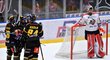 Litvínovští hokejisté se radují z druhé branky utkání na ledě Pardubic, kterou vstřelil Jan Ščotka
