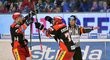 Hradečtí hokejisté Jakub Lev a Radek Smoleňák se radují z vyrovnávací branky na 1:1 na ledě Plzně