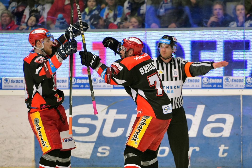 Hradečtí hokejisté Jakub Lev a Radek Smoleňák se radují z vyrovnávací branky na 1:1 na ledě Plzně