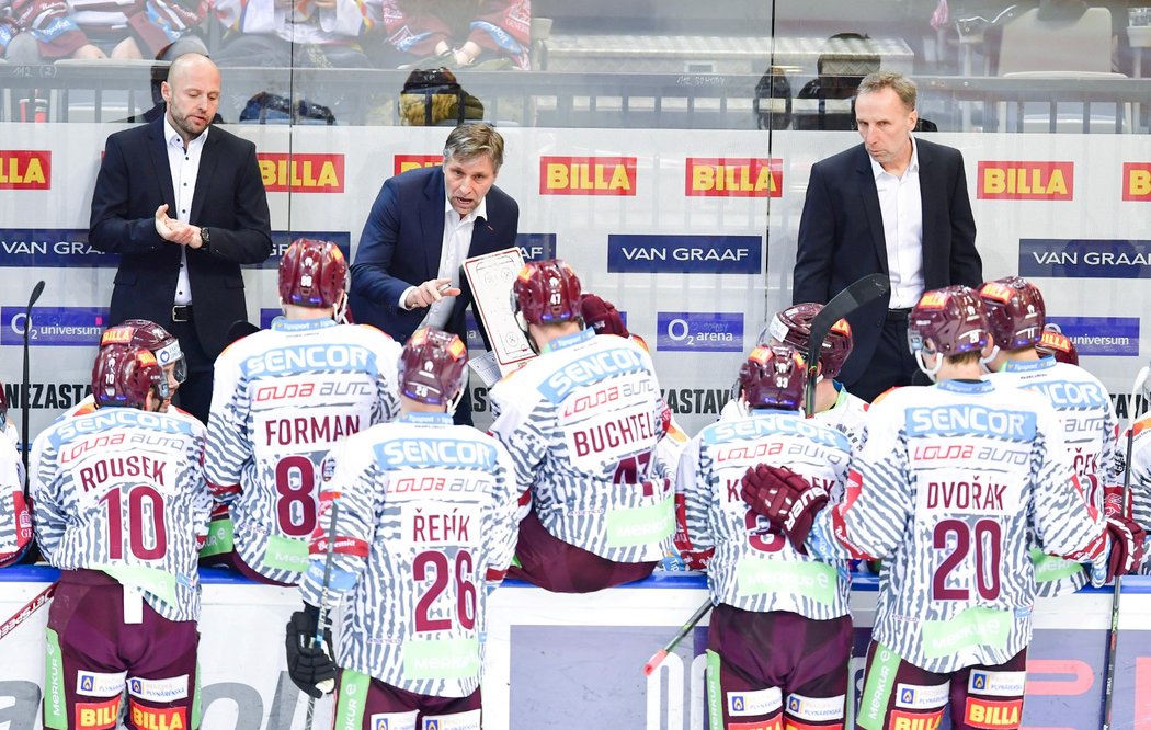 Závěrečnou power play si Josef Jandač během oddechového času Sparty vzal na starost