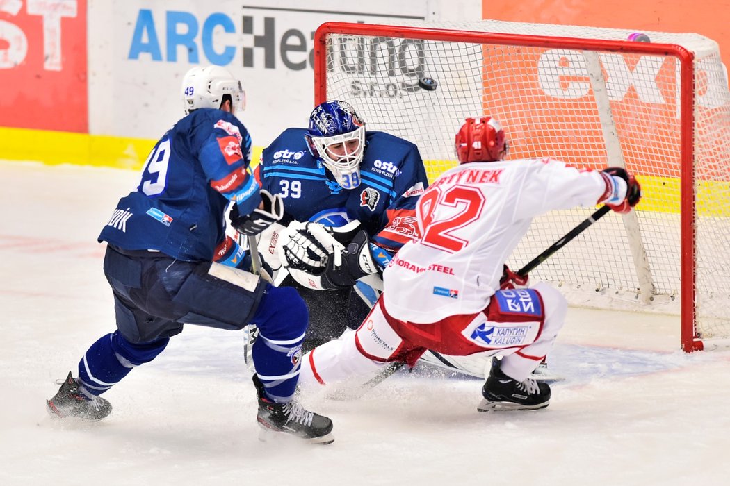 Dominik Pavlát zasahuje proti zakončení třineckého útočníka Rostislava Martynka