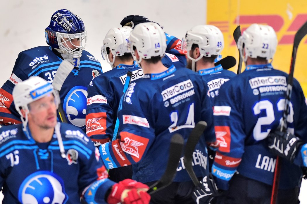 Plzeňští hokejisté se radují z jasné výhry 5:0 nad Třincem