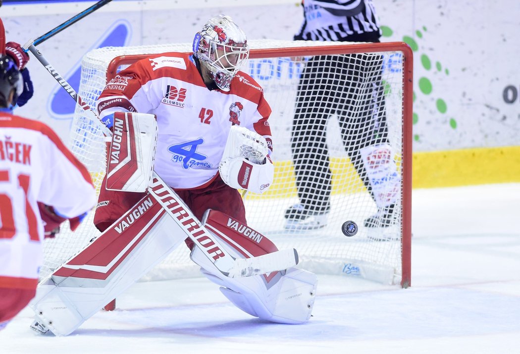 Olomoucký brankář Branislav Konrád se snaží zkrotit neposedný kotouč ve svém brankovišti