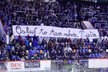 Fanoušci Komety si před zápasem na ledě Olomouce připravili dojemnou vzpomínku na Karla Gotta