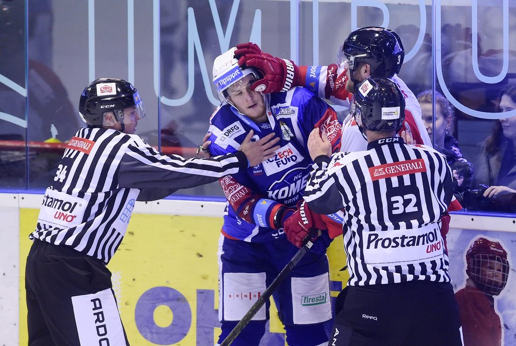 V utkání Olomouce s Kometou se i zajiskřilo, olomoucký bek David Škůrek se snažil něco vysvětlit Pavlu Jenyšovi z Komety