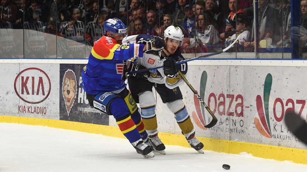 René Vydarený (vlevo) a Tomáš Redlich (vpravo) bojují o kotouč během duelu Kladno - České Budějovice