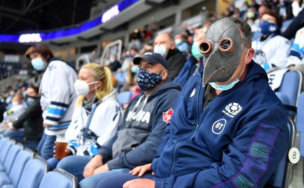 Povinná rouška? Jeden z fanoušků Liberce se na hokej vydal s pořádně vytuněnou maskou...