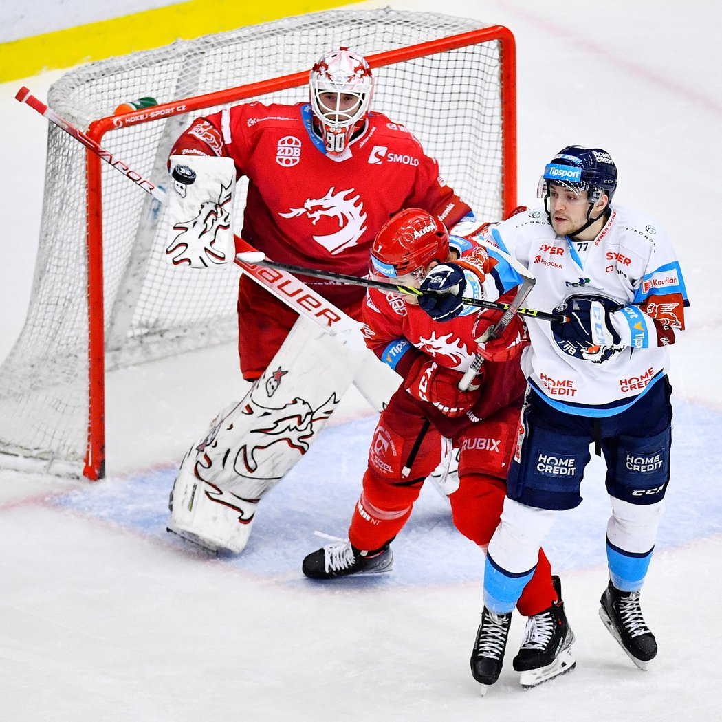 Před brankářem Třince Ondřejem Kacetlem svádí souboj Karlis Čukste a liberecký Martin Faško-Rudáš