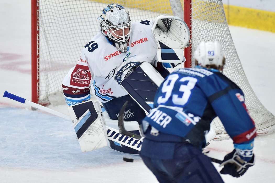 Liberecký gólman Dominik Hrachovina zastavil střelecký pokus Matyáše Kantnera