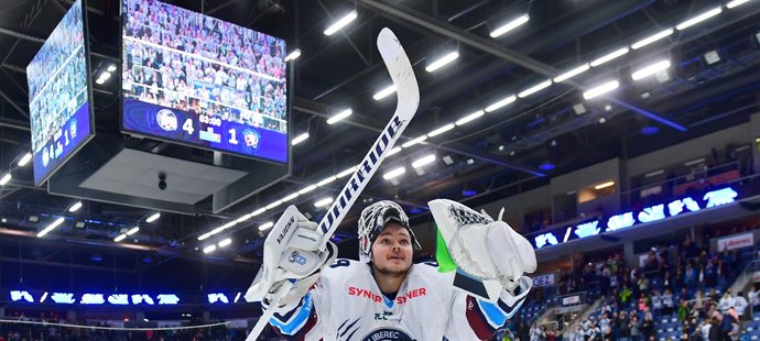 Dominik Hrachovina si po výhře nad Plzní mohl užít děkovačku s fanoušky