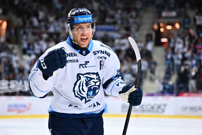 ONLINE: Třinec - Hradec 4:1. Liberec ničí Karlovy Vary, Kladno vede nad Boleslaví ONLINE: Třinec - Hradec 4:1. Liberec ničí Karlovy Vary, Kladno vede nad Boleslaví