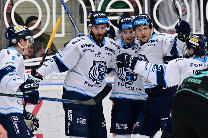 ONLINE: Třinec - Hradec 4:1. Liberec ničí Karlovy Vary, Pardubice otočily ve Vítkovicích ONLINE: Třinec - Hradec 4:1. Liberec ničí Karlovy Vary, Pardubice otočily ve Vítkovicích