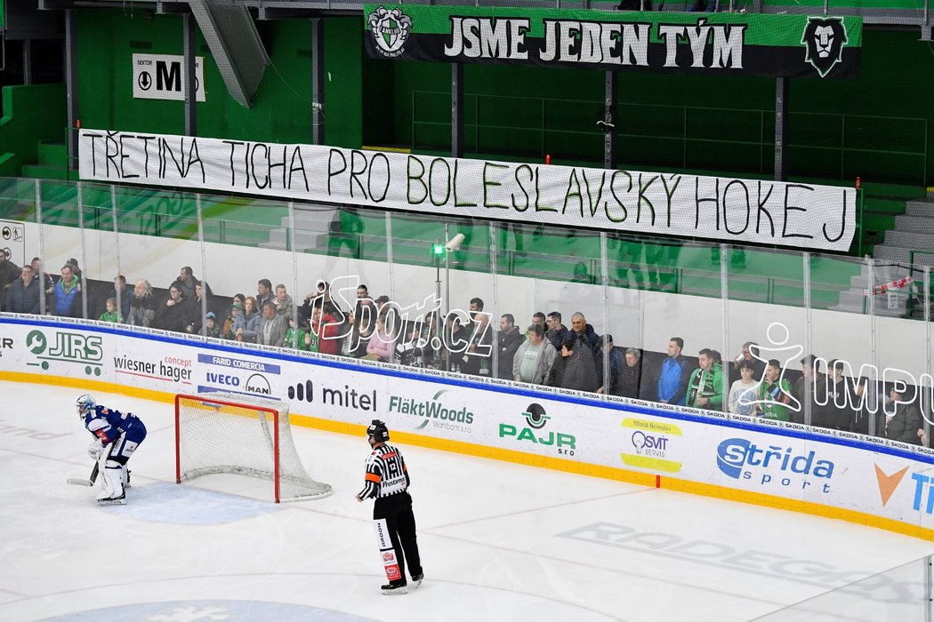 Jasný vzkaz boleslavských fanoušků během první třetiny utkání proti Brnu