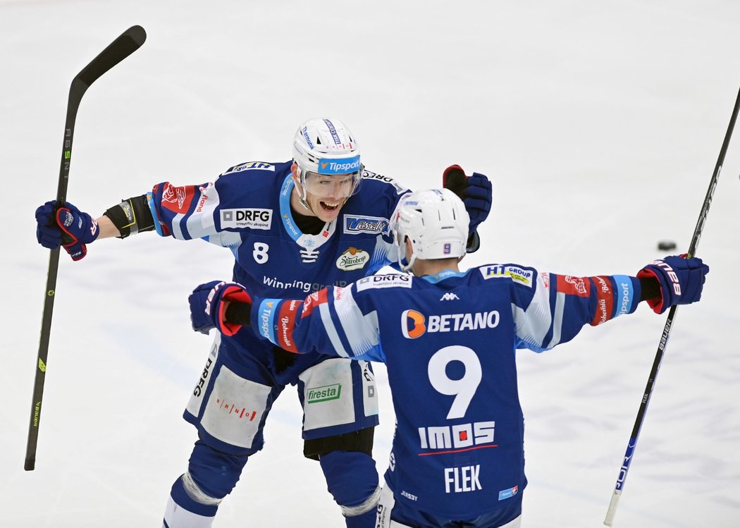 Z gólu Komety na 5:0 proti Boleslavi se radují Jakub Flek (vpravo) a Marek Ďaloga