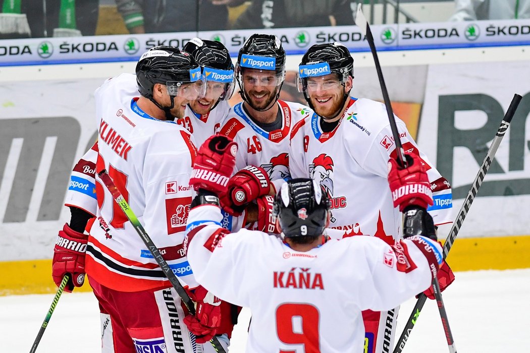 Olomoučtí hokejisté slaví gól proti Mladé Boleslavi