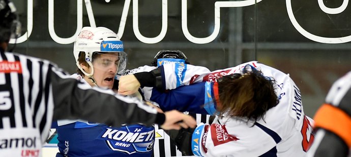 Kevin Klíma (vpravo) v pěstním souboji s Alexandrem Malletem (vlevo) během utkání Chomutova s Kometou Brno