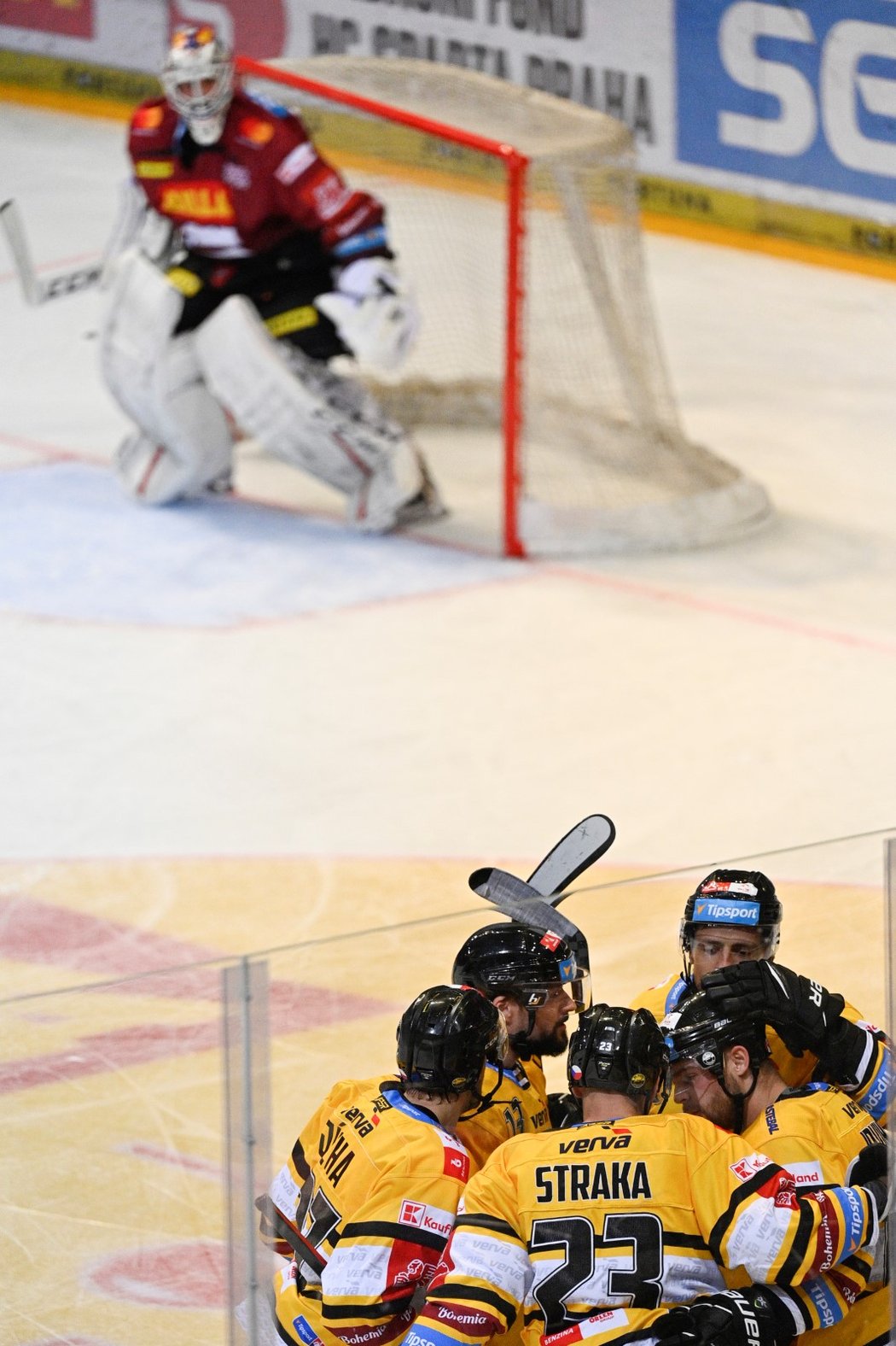 Hokejisté Litvínova se radují ze vstřelené branky proti Spartě