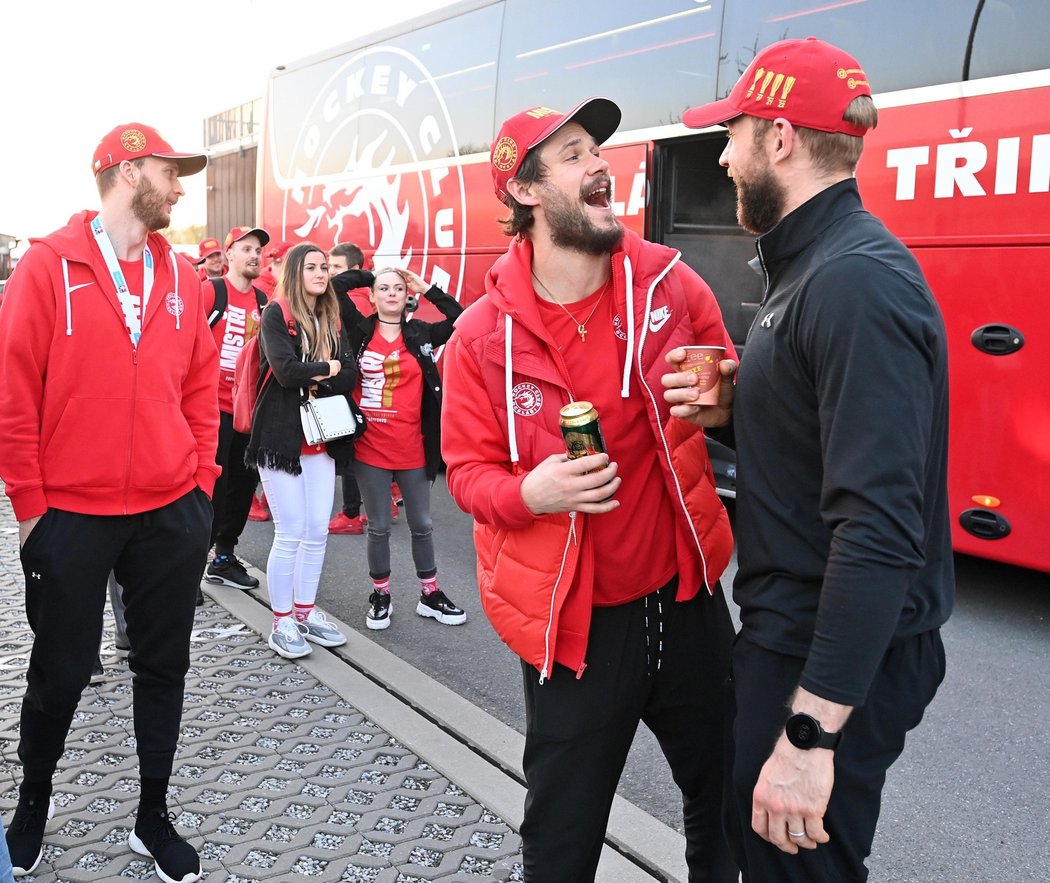 Tomáš Kundrátek byl při oslavách v dobrém rozmaru