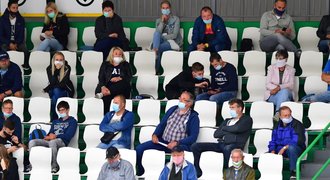 Karanténa jen pro pozitivní, diváci na stadion. Epidemiolog řekl, jak na virus