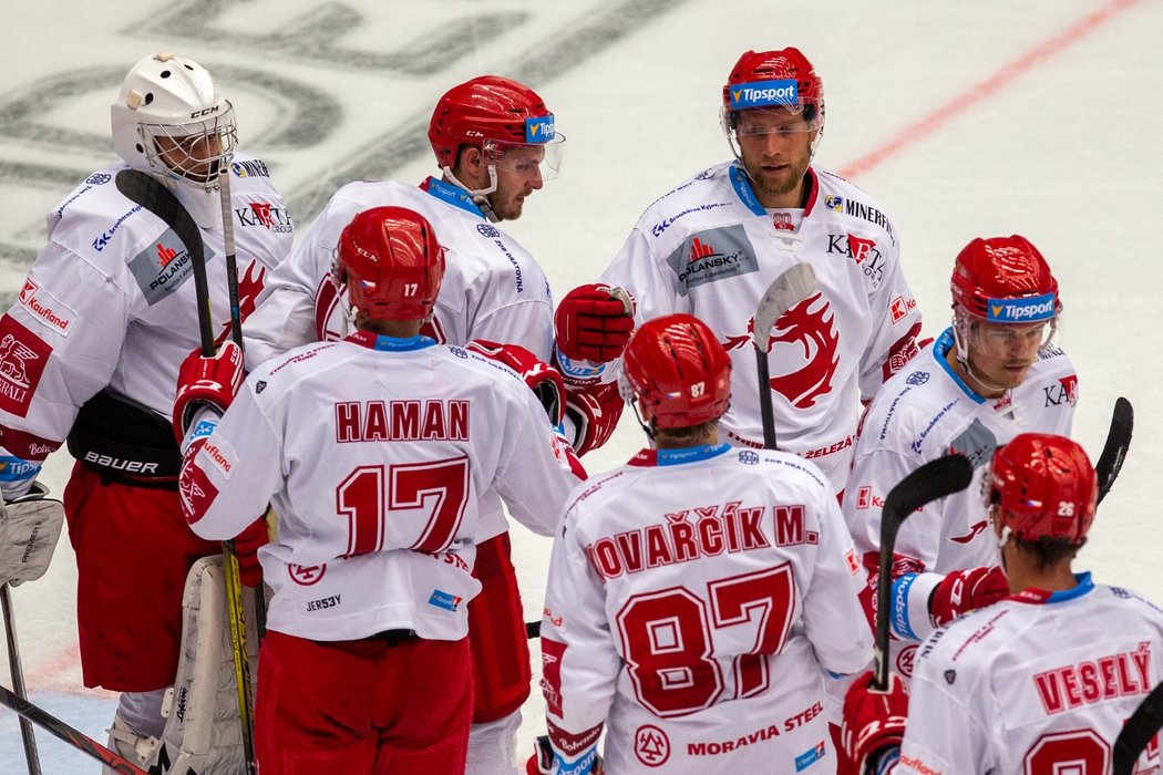 Třinečtí hokejisté se radují z jasné výhry 7:2 nad Přerovem